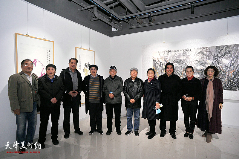 左起：唐镁、高原春、张志连、王之海、纪振民、姬俊尧、张芝琴、高学年、张静、聂瑞辰在画展现场。