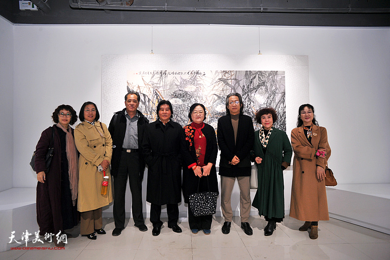 左起：聂瑞辰、肖英隽、张志连、高学年、刘正、李毅峰、史玉、何敏杰在画展现场。