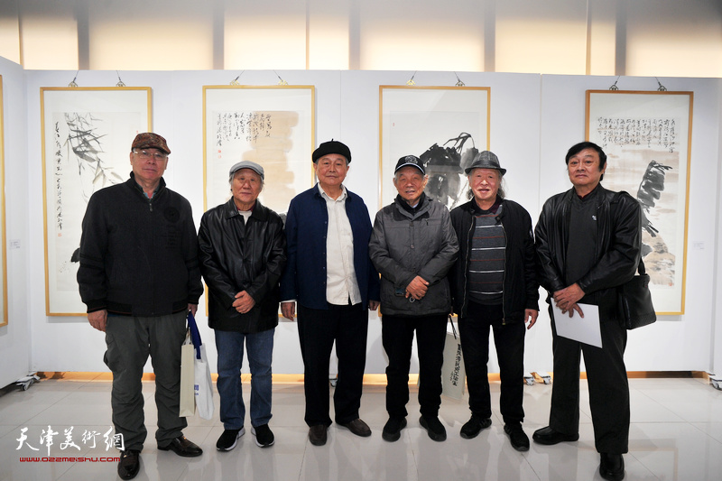 左起：苏鸿升、姬俊尧、赵毅、纪振民、刘家栋、琚俊雄在画展现场。