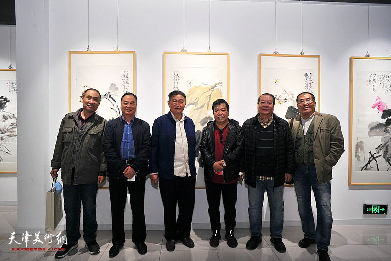 左起：常金祥、邢立宏、赵毅、李耀春、蔡长奎、唐镁在画展现场。