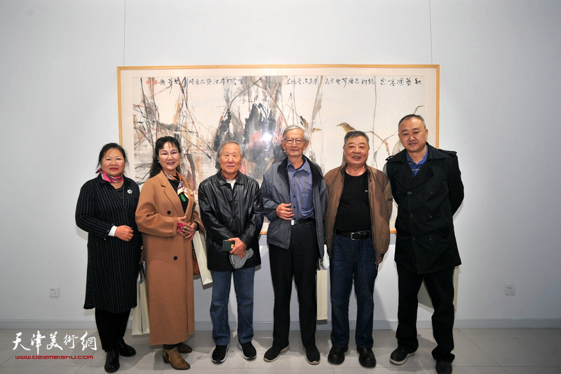 左起：张芝琴、何敏杰、姬俊尧、房师武、王其华、柴博森在画展现场。