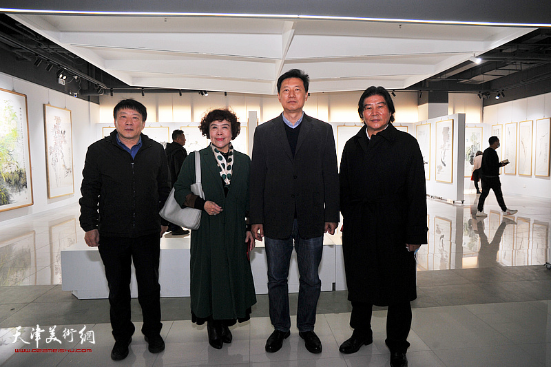 左起：高原春、史玉、张福有、高学年在画展现场。