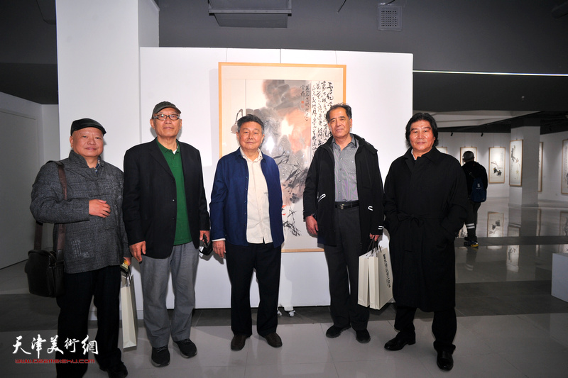 左起：吴子金、何延喆、赵毅、张志连、高学年在画展现场。