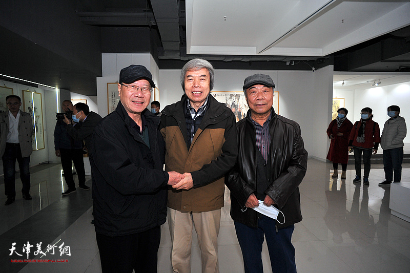 左起：庞黎明、孙敬忠、王大奇在画展现场。