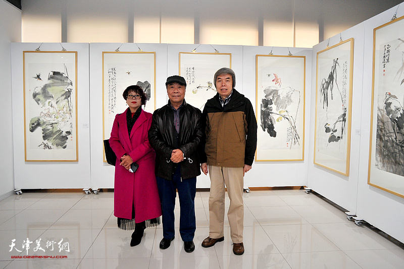 左起：宋金荣、王大奇、孙敬忠在画展现场。