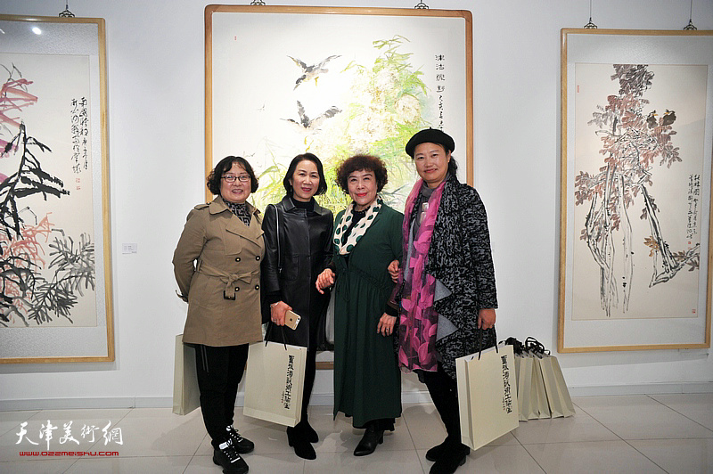 左起：王亚民、张云福、史玉、韩梅在画展现场。