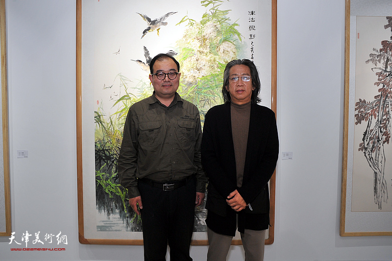 左起：李海波、李毅峰在画展现场。