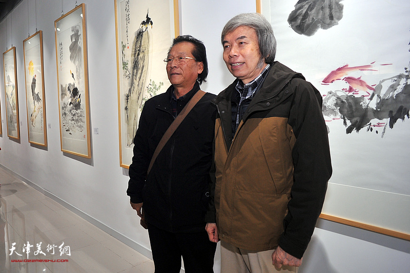 左起：吕宝珠、孙敬忠在画展现场。