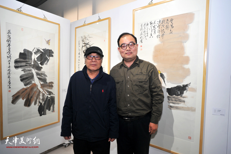 左起：郭书仁、李海波在画展现场。