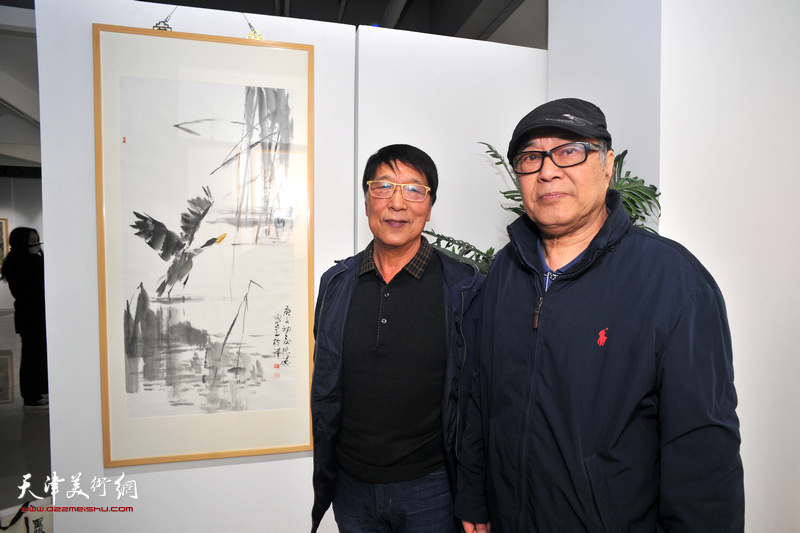 左起：郭书仁、王本平在画展现场。