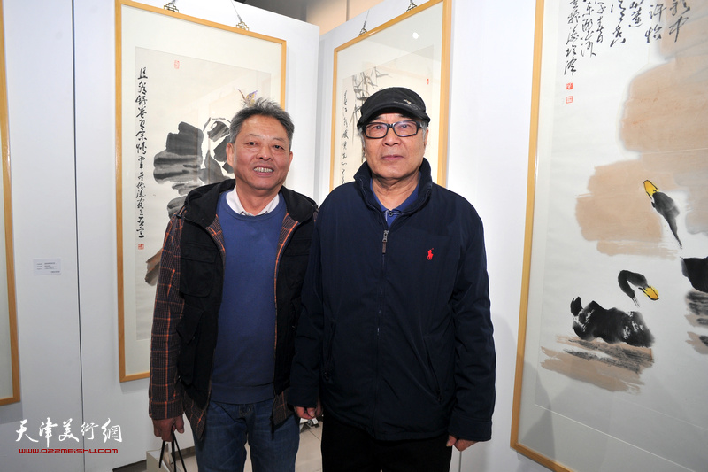 左起：刘国柱、郭书仁在画展现场。