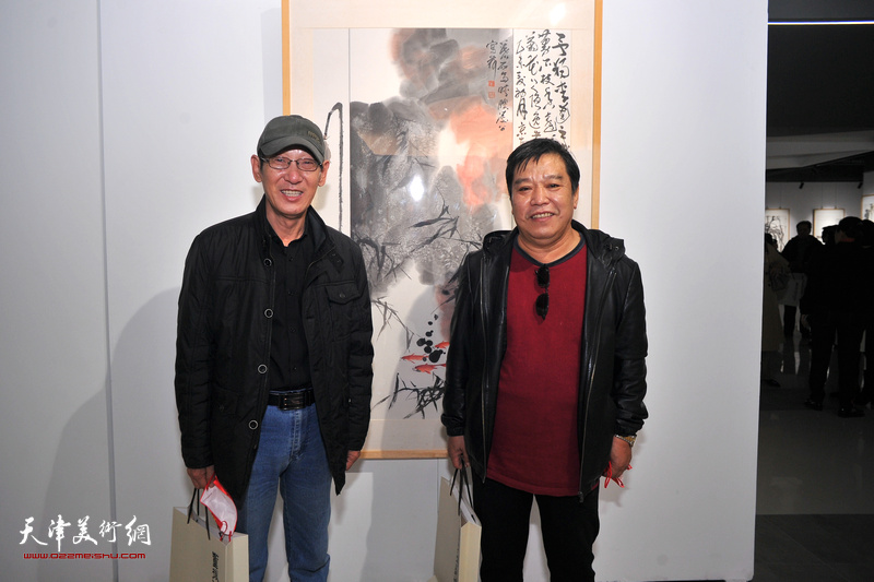 左起：王印强、李耀春在画展现场。