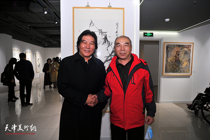 左起：高学年、王少玉在画展现场。