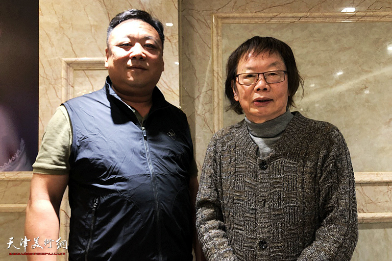 左起：夏慈举、董振涛在画展现场。