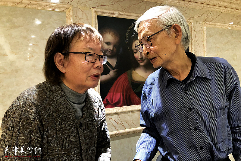 左起：董振涛、房师武在画展现场。