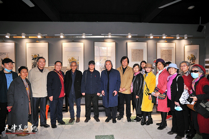 霍春阳、郭书仁、姚景卿、史振岭、王志扬、张荷芝以及书画爱好者在展览现场。