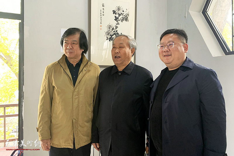 左起：史振岭、唐云来、贾非在展览现场。