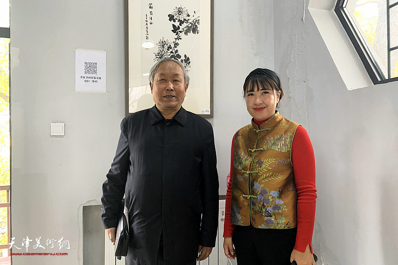 唐云来、张宇在展览现场。