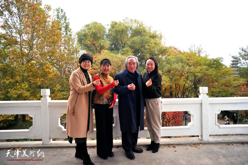 霍春阳、司晓楠、张宇、谢雅云在水上公园天津盆景园赏菊。