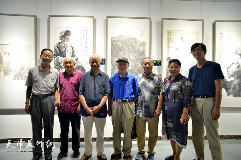 郭金标（右二）在“相约全运·筑梦津门-天津名家中国画邀请展”上。 （2017年8月26日）