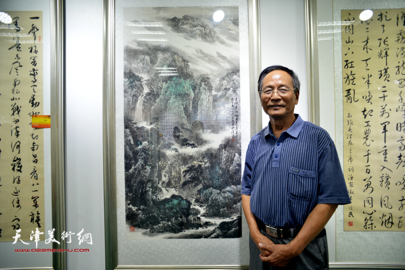 郭金标先生（中）在“天津市河东区举行喜迎党的十九大书画作品展”上。 （2017年9月20日）
