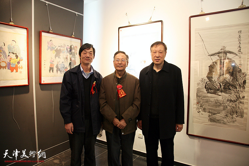郭金标先生（中）在“董方印中国画人物精品展”上。 （2018年4月8日）
