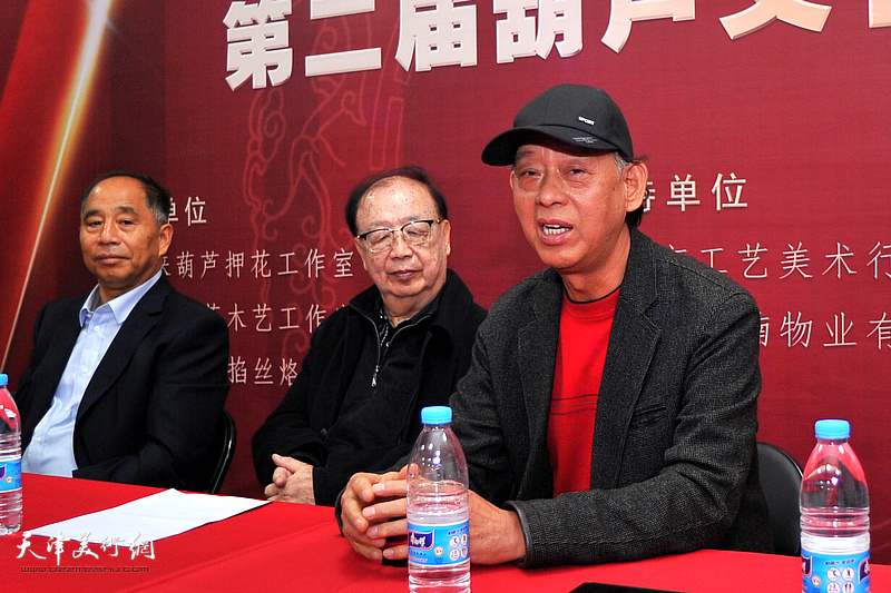 天津市葫芦烙画大师李新明介绍葫芦烙画艺术的现状。