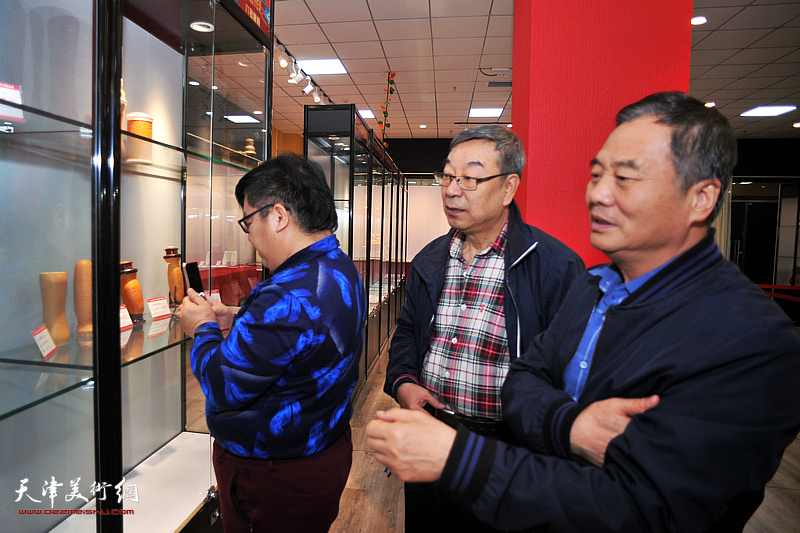 邢立宏、时景林、张福来观赏陈列的葫芦艺术作品。