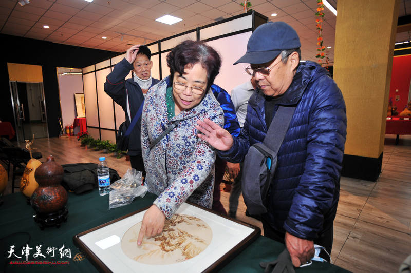 第二届荣大花卉葫芦文化艺术节布展现场。