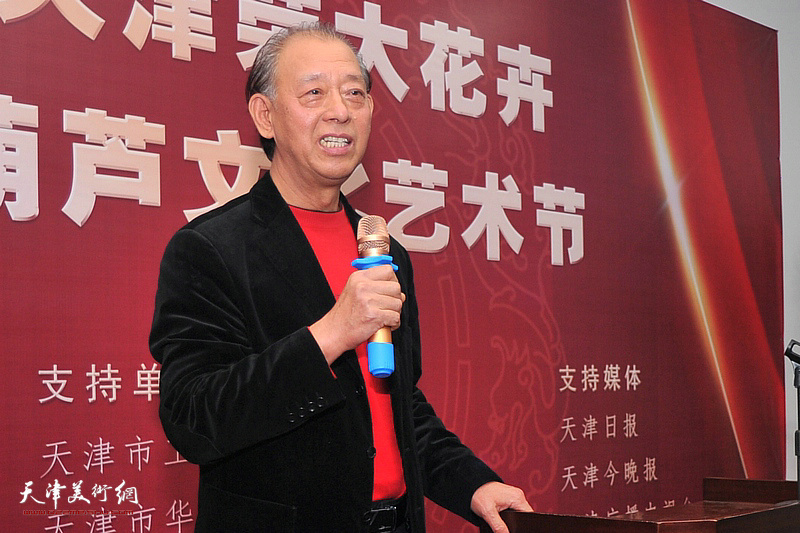 天津市老年大学讲师、民间烙画艺术大师李新明致辞。
