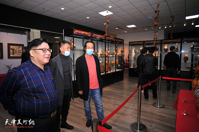 陈文军、张福来在葫芦精品展现场观赏展品。