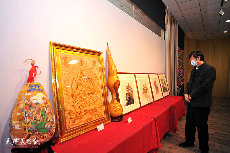 徐庆荣在葫芦精品展现场观赏展品。