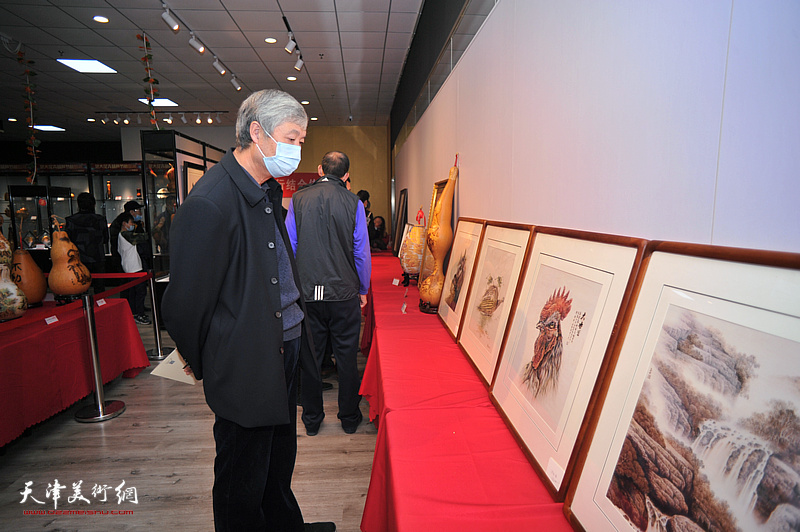 孙希印在葫芦精品展现场观赏展品。