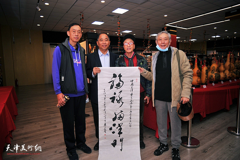 著名书画家王正昇为荣大花卉第二届葫芦文化艺术节送上书法作品：福禄满津门。