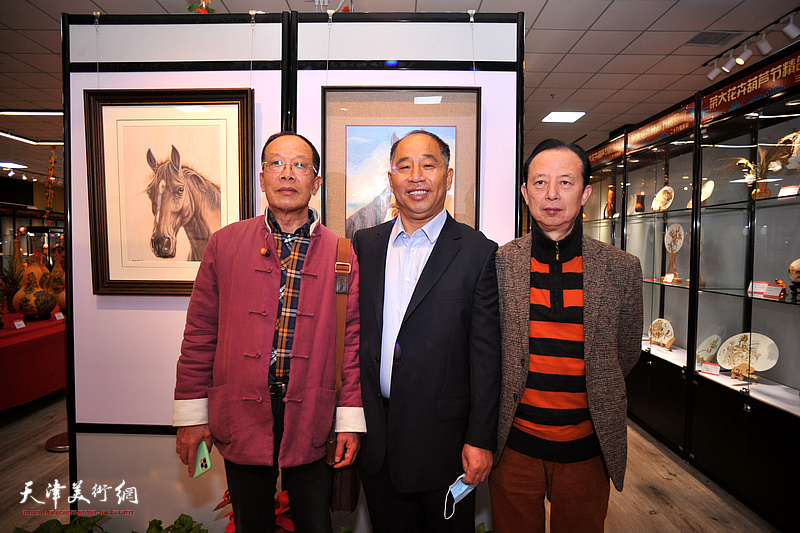 史树海与田玉田、李昌顺在第二届荣大花卉葫芦文化节现场。