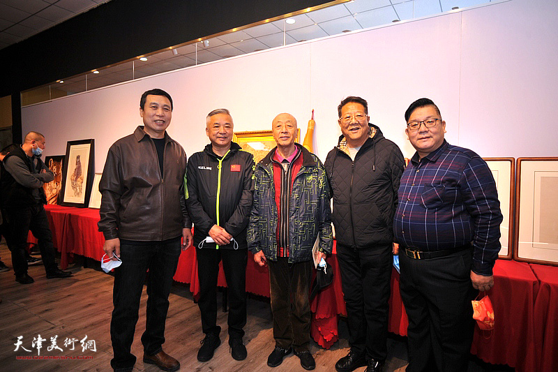 左起：张嘉松、刘强、康万生、马灵、张福来在第二届荣大花卉葫芦文化节现场。