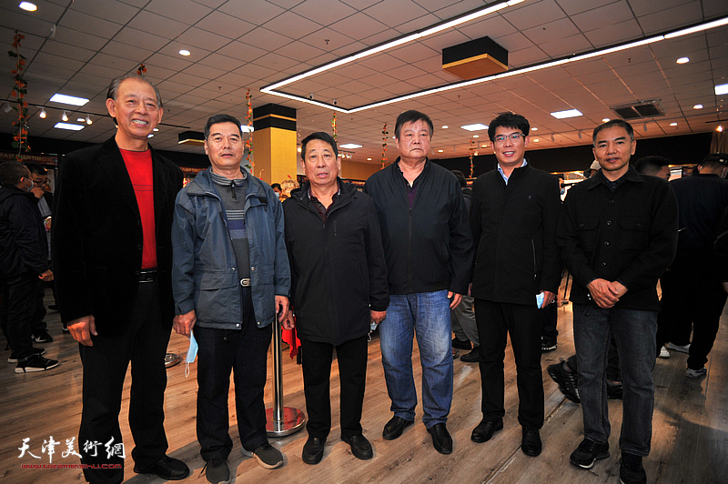 左起：李新明、陆冠津、韩贵强、姚宝亮、王志新、钱亮在第二届荣大花卉葫芦文化节现场。