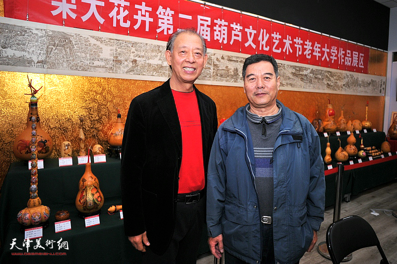 李新明、陆冠津在第二届荣大花卉葫芦文化节现场。