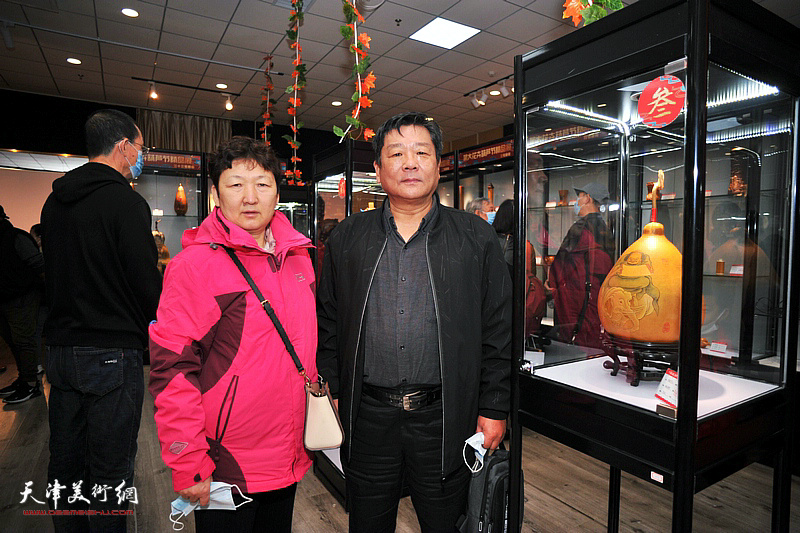 杜雷夫妇在第二届荣大花卉葫芦文化节现场。