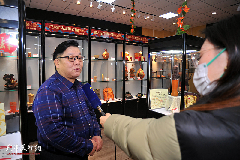 张福来在荣大花卉葫芦文化节现场接受采访。