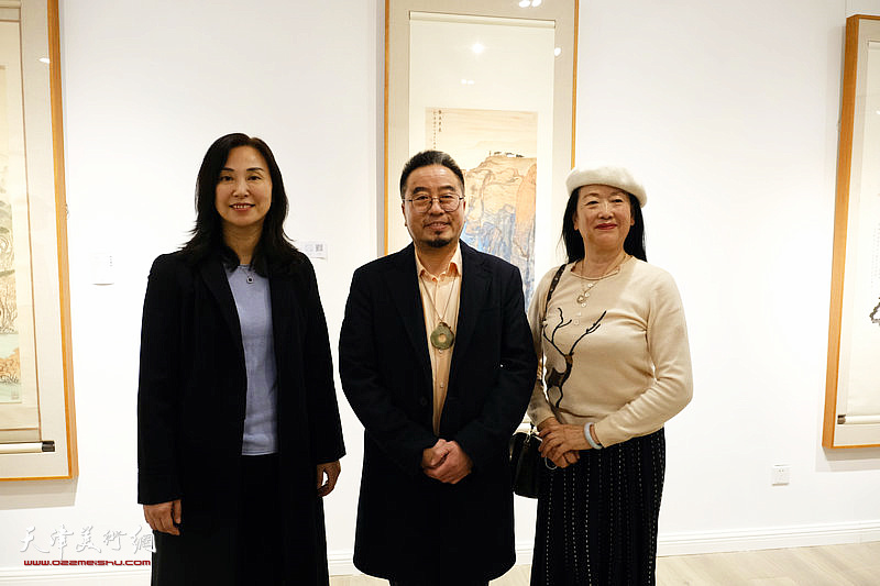 方大开与王红梅、徐燕在展览现场。