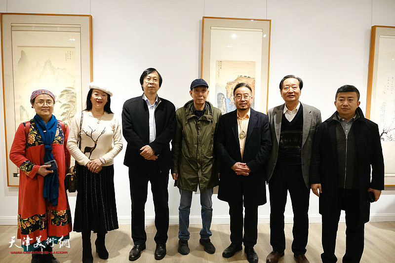 左起：吕秀英、徐燕、路洪明、王继和、方大开、刘家城、杜耕在展览现场。
