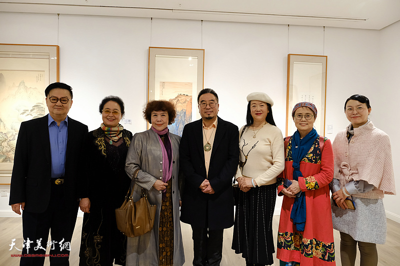 左起：霍洪天、来宾、史玉、方大开、徐燕、吕秀英、王睿瑞在展览现场。