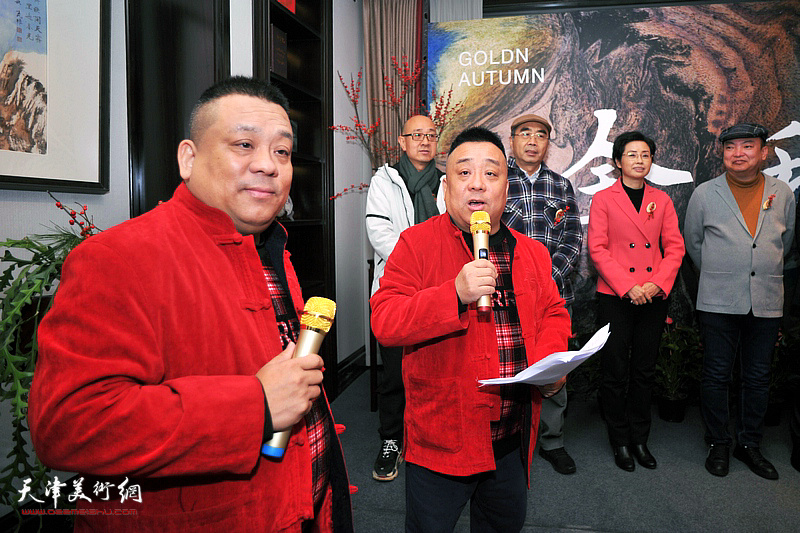 著名双胞胎相声演员吴迪、吴跃主持了范权书画展暨天津大清御品红木家具生活馆开馆仪式。