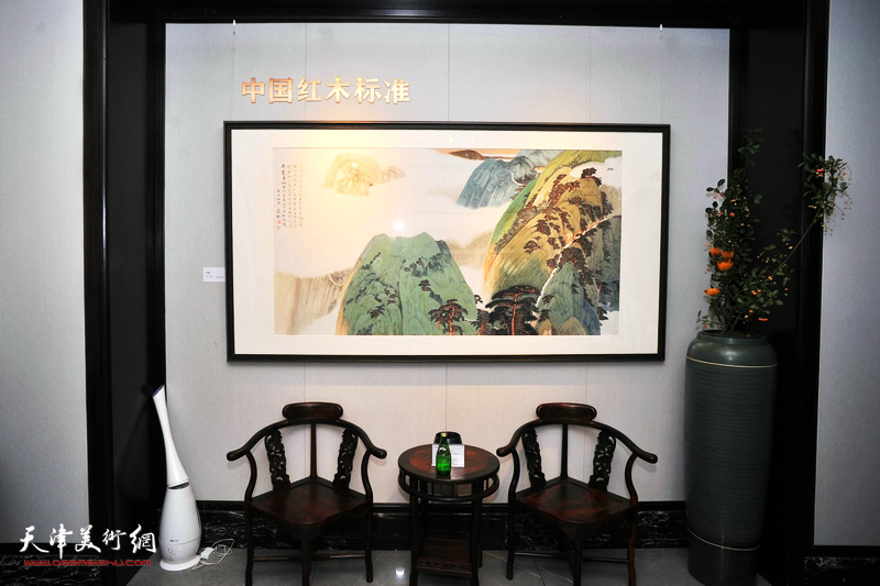 红木视界里的书画境界 | 范权书画作品在天津大清御品红木家具生活馆展示。