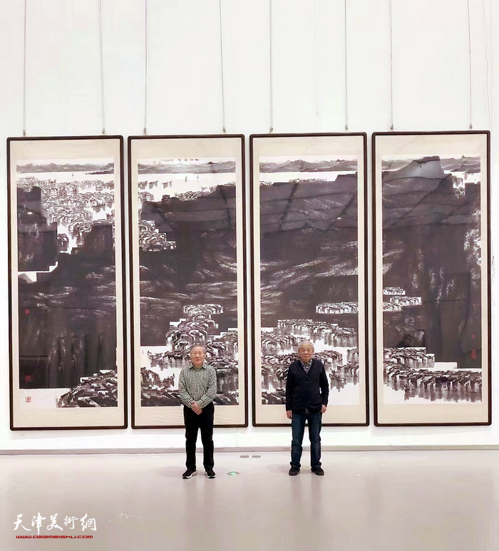 纪振民、姬俊尧在天津美术馆布展现场。