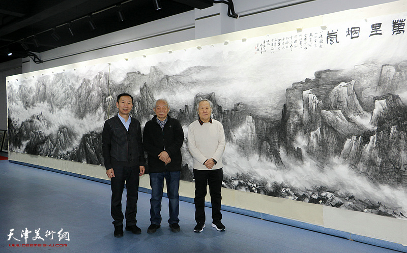 纪振民、姬俊尧最近合作完成巨幅山水画《万里烟岚》，由张建会先生为作品题写款名。图为左起：张建会、纪振民、姬俊尧在作品前。