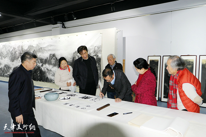 张建会先生为纪振民、姬俊尧合作完成巨幅山水画《万里烟岚》题写款名。