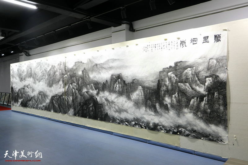 纪振民、姬俊尧合作巨幅山水画《万里烟岚》。