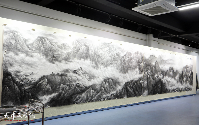 纪振民、姬俊尧合作巨幅山水画《万里烟岚》。